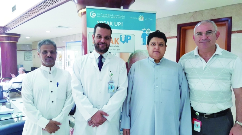 المريض متوسطا الفريق الطبي (واس)