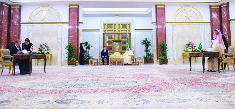 الملك سلمان وهوانج كيو آن خلال حضورهما توقيع مذكرتي التفاهم والبرنامجين التعاونيين أمس في جدة (واس)