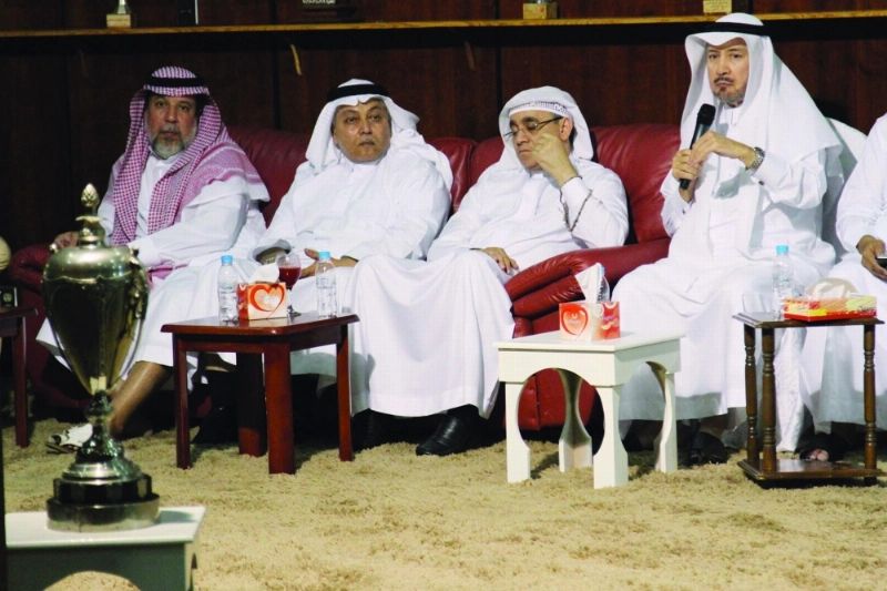 عبدالله بن صالح (يمين) خلال مداخلته (مكة)