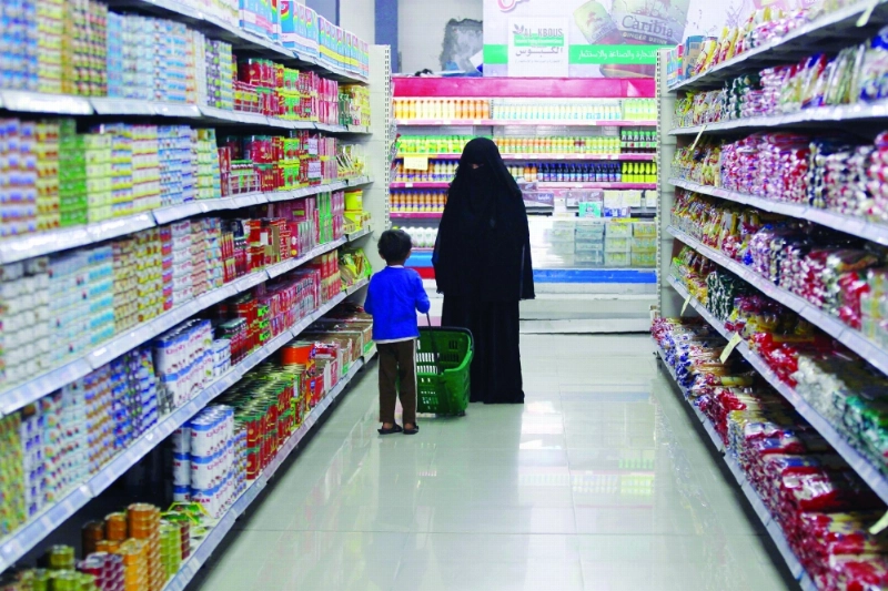أسواق يمنية تبحث عن مشترين في ظل ارتفاع الأسعار وانهيار العملة (أ ف ب)