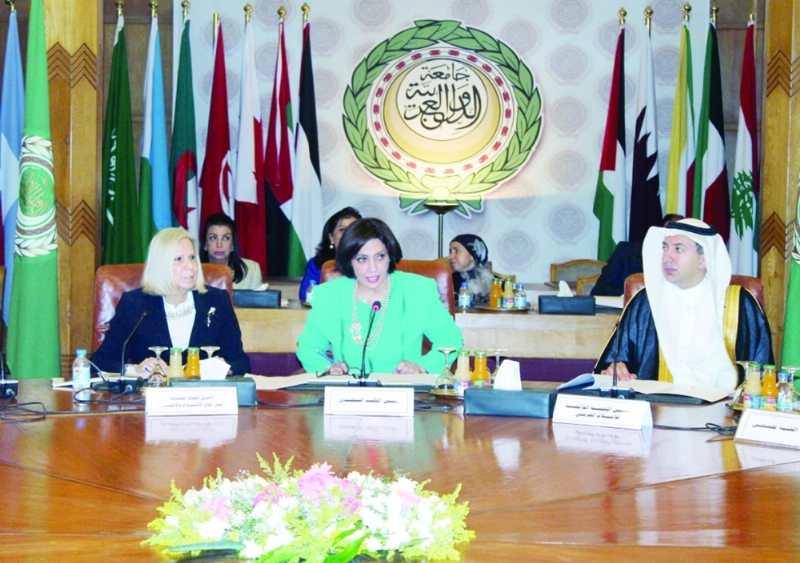 الأعضاء خلال الاجتماع (مكة)