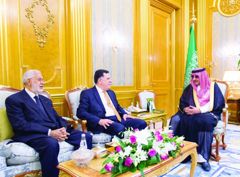 الأمير محمد بن نايف لدى لقائه فايز السراج في مكتبه بقصر السلام بجدة أمس (واس)