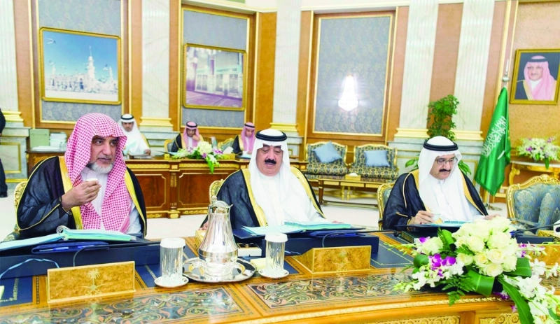 الأميران منصور بن متعب ومتعب بن عبدالله وصالح آل الشيخ خلال الجلسة