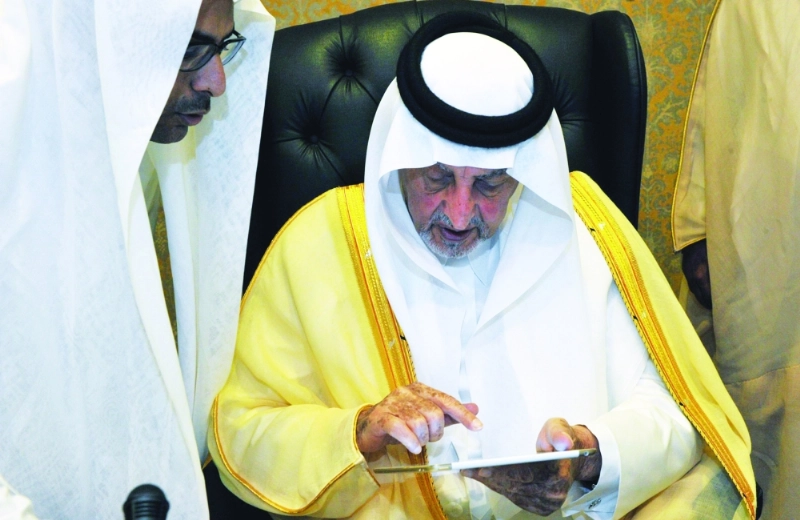 خالد الفيصل يطلق أنظمة الكترونية أمس (واس)