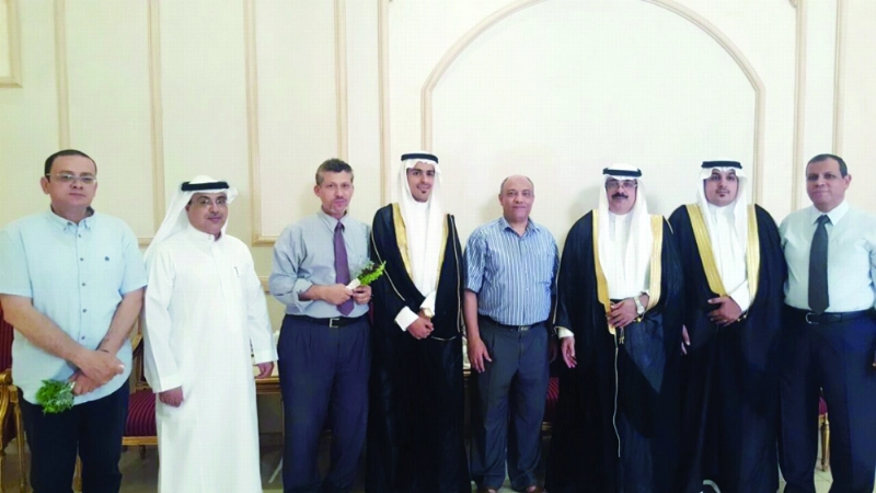 علي الناشري ونجلاه مع بعض الحضور خلال الحفل.