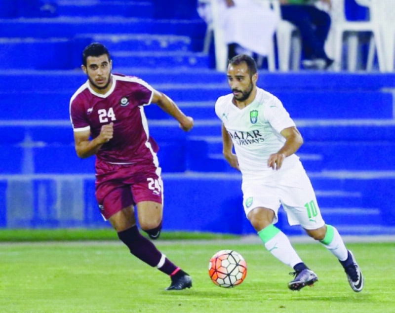 فيتفاتزيديس يحاول الانطلاق بالكرة وسط مضايقة لاعب المنتخب العسكري القطري (إعلامي الأهلي)