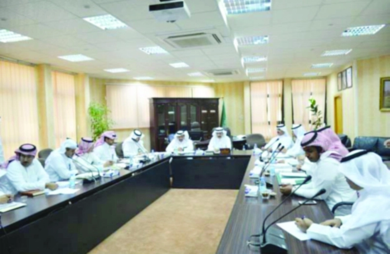 مسؤولو أمانة وكهرباء نجران خلال الاجتماع (مكة)