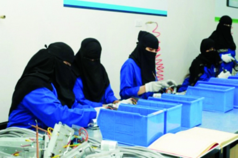 سعوديات يعملن بعد التدريب (مكة)