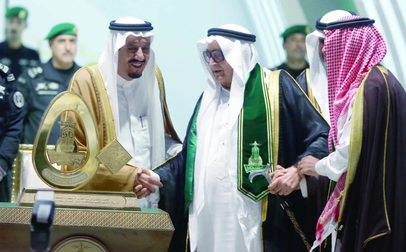 .. ويصافح صالح كامل ( علي القرني)