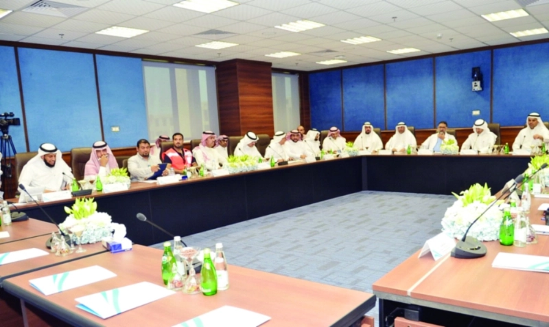 مسؤولو القطاعات خلال الاجتماع (مكة)