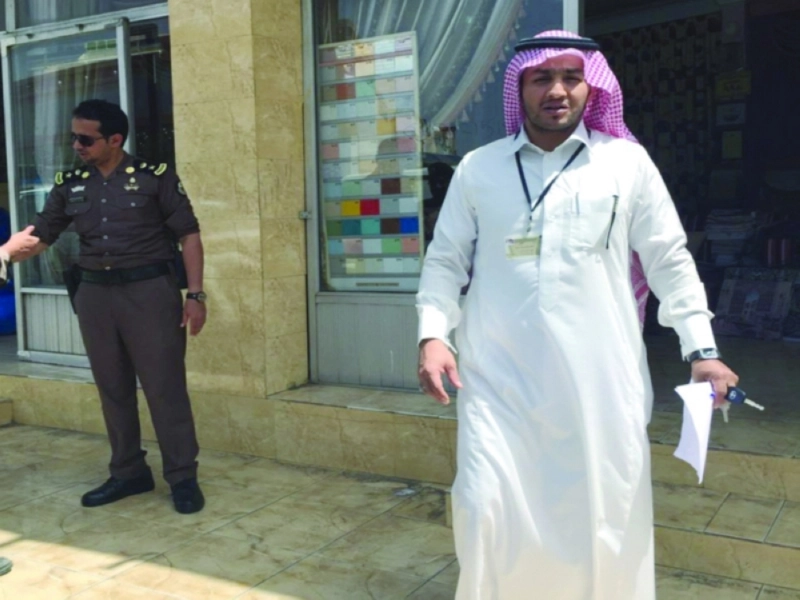 أحد مفتشي مكتب العمل خلال الحملة (مكة)