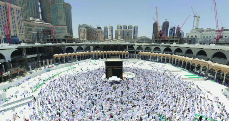 صحن المطاف وتظهر الجهة الجنوبية على يسار الصورة حيث يكون أئمة صلاة التراويح (مكة)