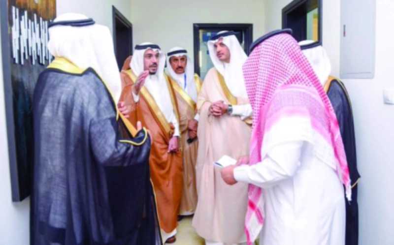 فيصل بن مشعل متجولا داخل الوحدات السكنية (مكة)