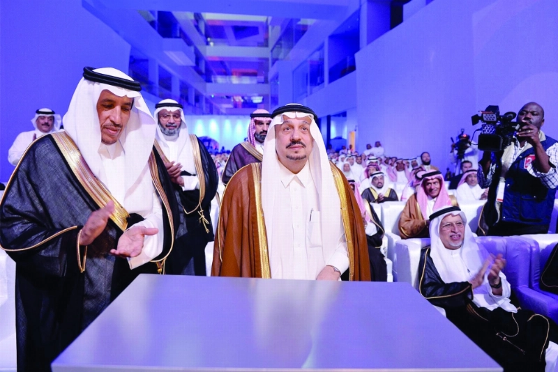 أمير الرياض أثناء تدشين موطن الابتكار (واس)