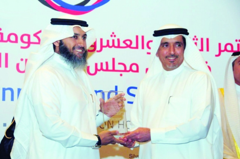 مندوب العدل خلال تسلم الجائزة (مكة)