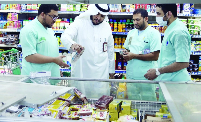 المراقبون الصحيون أثناء تفقد المواد الغذائية (ياسر بخش)