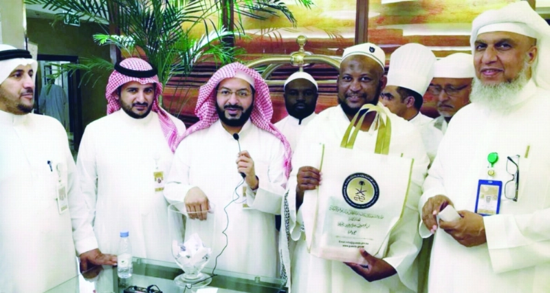 اللجنة الثقافية خلال تكريم الضيوف (مكة)