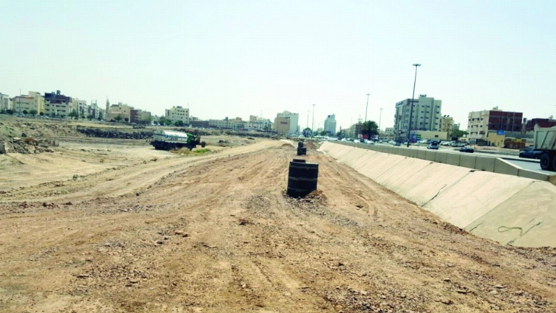 جانب من الأعمال في طريق الملك عبدالعزيز (مكة)
