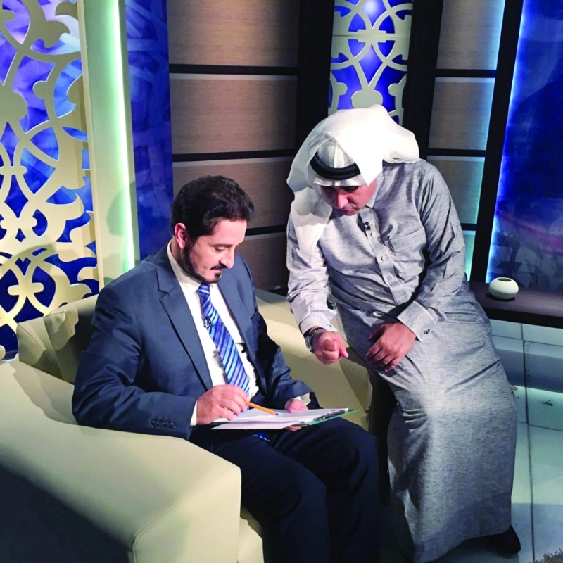 العرفج وعدنان خلال تصوير البرنامج (مكة)