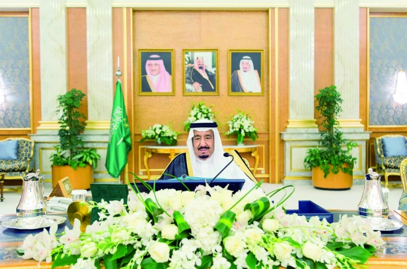 الملك سلمان مترئسا جلسة مجلس الوزراء في قصر السلام أمس بجدة (واس)