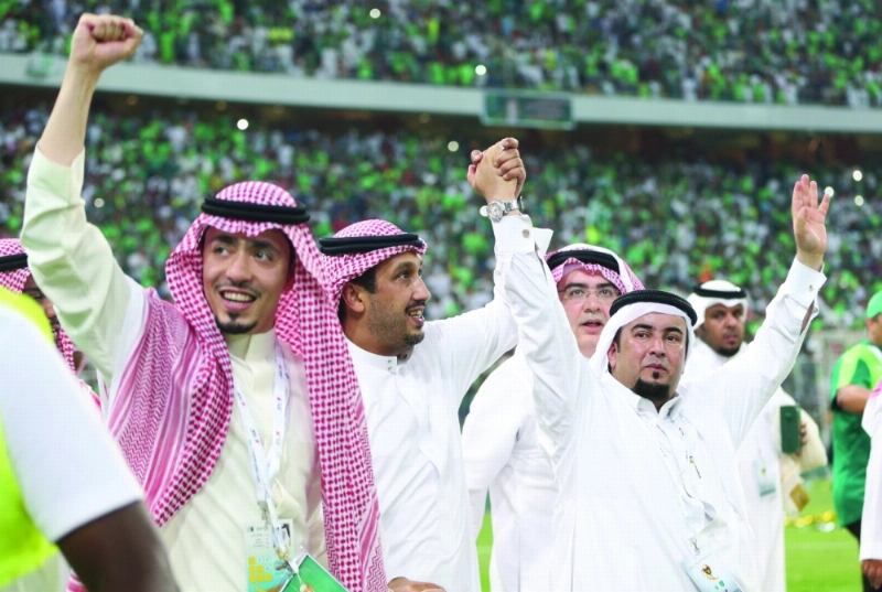 فهد بن خالد يتوسط مساعد الزويهري وعبدالله بترجي (ياسر بخش)