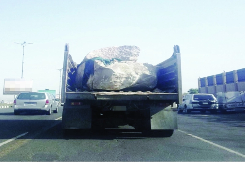 شاحنة مخالفة تسير في أحد شوارع أبها (مكة)