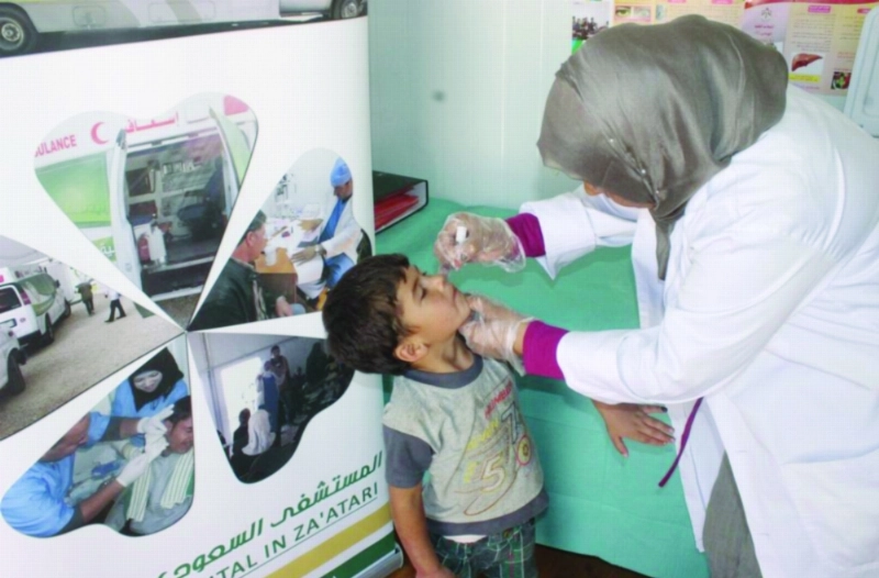 طفل يتلقى تطعيما في العيادات السعودية بالزعتري (واس)