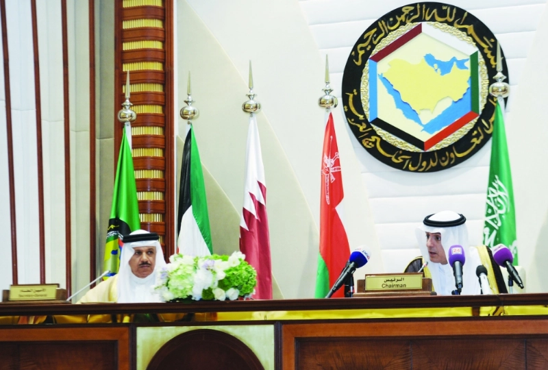 عادل الجبير وعبداللطيف الزياني متحدثين خلال المؤتمر (ثامر الفرج)