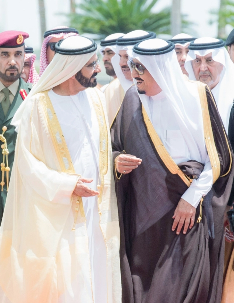 الملك سلمان مصافحا محمد بن راشد آل مكتوم