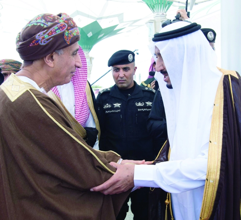 الملك سلمان لدى استقباله فهد بن محمود آل سعيد