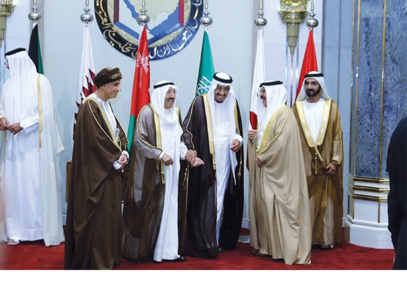 خادم الحرمين في حوار باسم مع قادة دول مجلس التعاون الخليجي خلال اللقاء التشاوري في جدة أمس (ثامر الفرج)