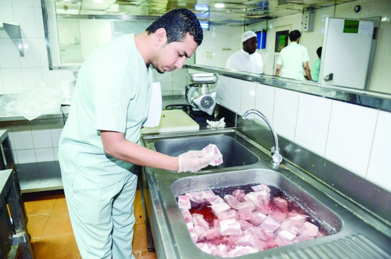 مراقب يعاين أنواعا من اللحوم (مكة)