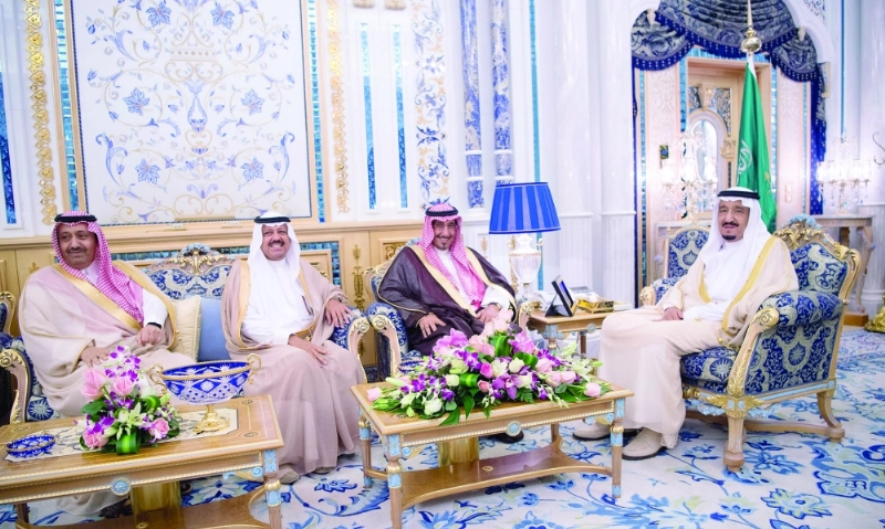 الملك سلمان مستقبلا الأمراء مشعل بن سعود وسطام بن سعود وحسام بن سعود خلال تدشين مؤسسة الملك سعود (واس)
