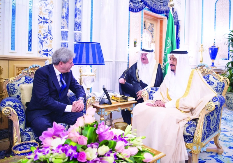 خادم الحرمين الشريفين مستقبلا وزير خارجية إيطاليا في جدة أمس (واس)