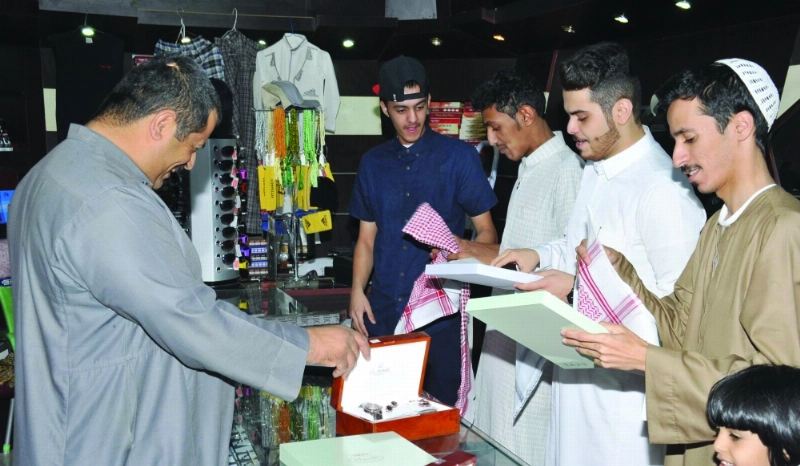 متسوقون في أحد محلات الملابس (مكة)