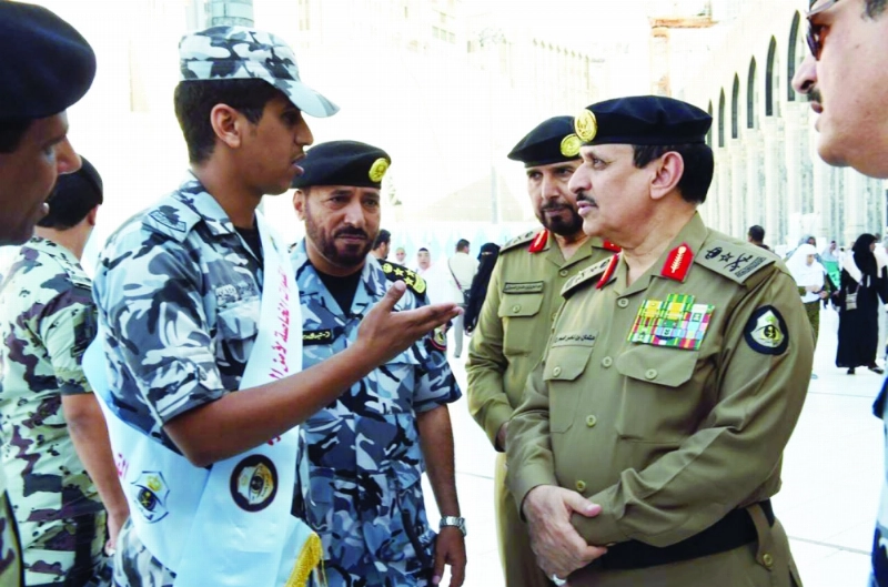 عثمان المحرج في حديث مع أحد أفراد أمن العمرة (مكة)