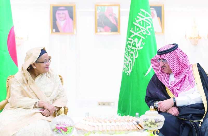 الأمير محمد بن نايف في حديث مع حسينة واجد خلال مأدبة العشاء (واس)