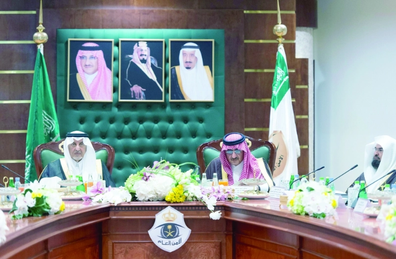 الأمير محمد بن نايف لدى ترؤسه الاجتماع أمس الأول بحضور خالد الفيصل (واس)