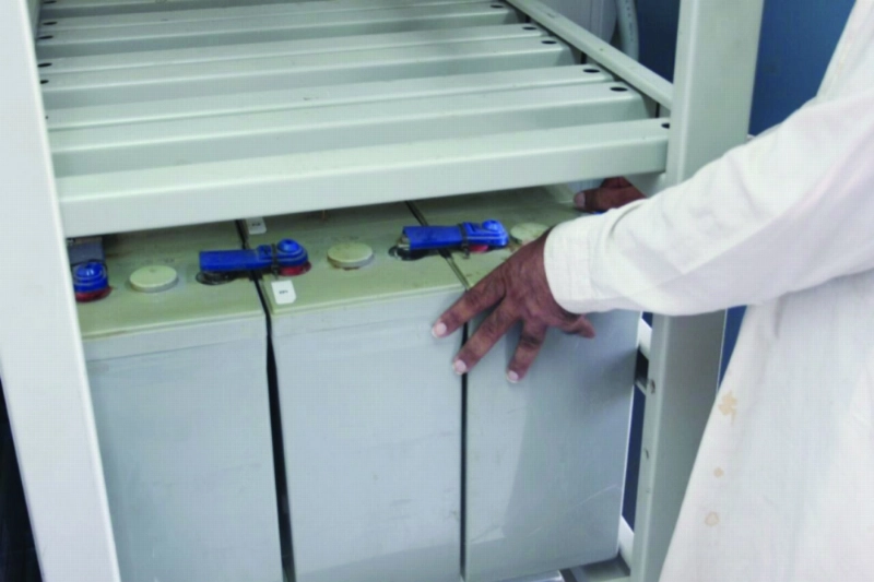 البطاريات التي ضبطت بحوزة المتهمين (مكة)