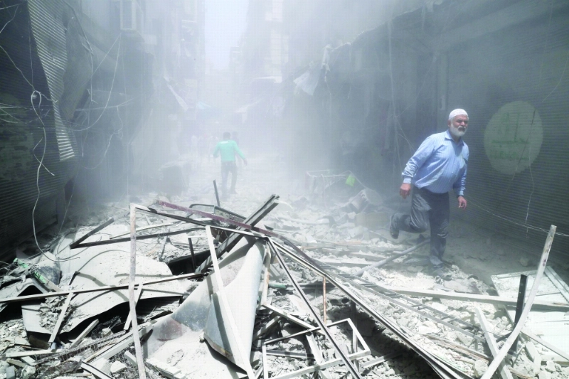 دمار واسع خلفته غارة لطيران النظام على بستان القصر في حلب (أ ف ب)