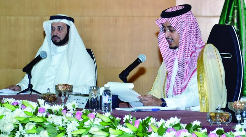 فيصل بن محمد متحدثا للحضور أمس (عبدالمحسن دومان)
