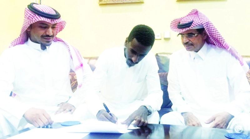 فهد المشيقح خلال تجديد شايع شراحيلي لعقده (إعلامي النصر)