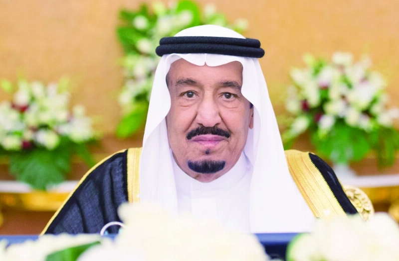 الملك سلمان خلال ترؤسه جلسة مجلس الوزراء في جدة أمس (واس)