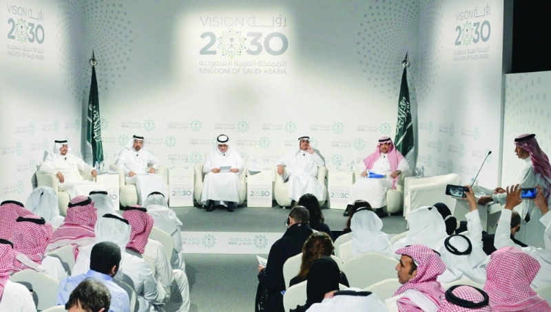 مشاركون في المؤتمر الصحفي بجدة أمس (مكة)