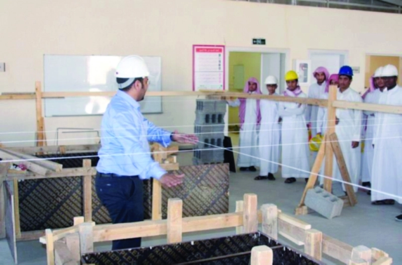 عدد من الطلاب خلال أحد البرامج المهنية (مكة)