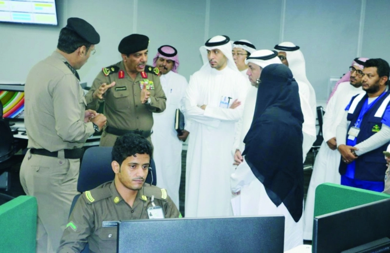 قيادة المركز تشرح طبيعة العمل لمنيرة العصيمي (مكة)