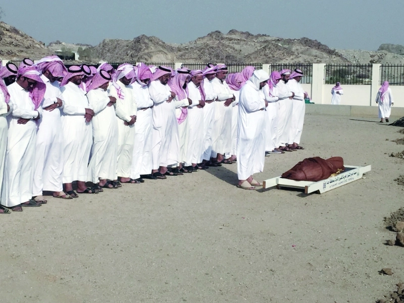 الصلاة على الفقيد في مقبرة المعلاة بمكة أمس (عبدالله الشنقيطي)