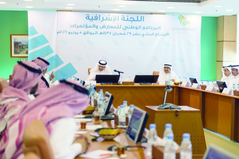 سلطان بن سلمان مترئسا الاجتماع (مكة)