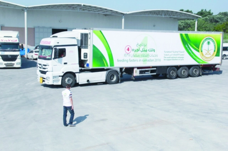 شاحنة تقل إغاثة سعودية للنازحين السوريين (واس)