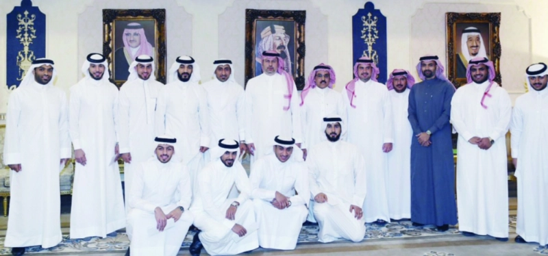 عبدالله بن مساعد يتوسط أعضاء منتخب اليد (مكة)